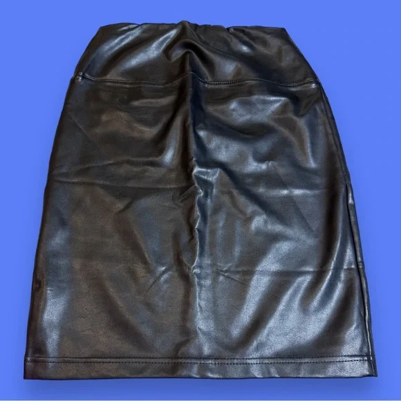 EUC RD Style Faux Leather Slip On Mini Skirt. Size XS 👠👠👠👠👠👠👠👠👠👠👠👠👠 - Picture 2 of 9